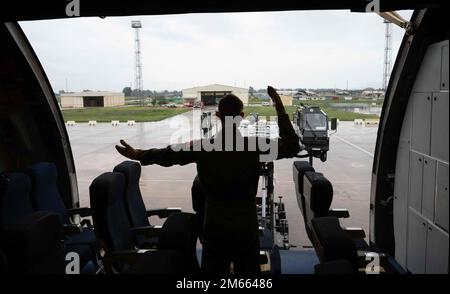 Airman First Class Brandon Woody, 32nd l'exploitant du boom de l'escadron de ravitaillement en vol se place dans un chargeur K-Loader pour un prolongateur KC-10 dirigé par le sergent d'état-major Kaunte Mahan, représentant du service passagers de l'escadron de mobilité aérienne 728th, à la base aérienne de Morón, en Espagne (5 avril 2022). Des aviateurs de l'AMS 728th ont été déployés de la base aérienne d'Incirlik, en Turquie, à Morón AB pour augmenter les capacités des ports aériens à l'appui du premier exercice de concept d'emploi (ECE) du Commandement de la mobilité aérienne KC-46 Pegasus et des opérations réelles. Bien que ce ne soit pas la première fois que le KC-46 fonctionne dans le cadre de l'AMOW de 521st, la CEE est d Banque D'Images