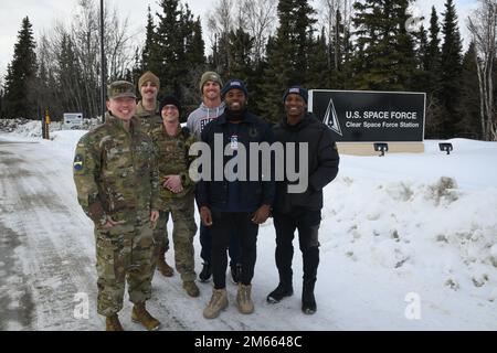 Joueurs NFL Andrew Beck, Tight End for the Denver Broncos, Demetric Felton Jr., en course de retour pour les Cleveland Browns, Et Kenny Moore II, cornerback pour les Indianapolis Colts, visite des aviateurs et des gardiens des escadrons d'alerte spatiale de 13th et 213th à la base de la Force spatiale claire dans le cadre d'une tournée de l'USO Salute to Service. Les membres de l'équipe CLEAR, les civils, la Force spatiale active et la Garde nationale aérienne de l'Alaska ont effectué une tournée de leur mission d'avertissement de missiles de 24/7, de défense antimissile et de sensibilisation au domaine spatial et ont eu la chance d'obtenir des autographes. (É.-U. Photos de la Garde nationale aérienne par le Sgt. Juli Banque D'Images