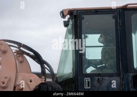 Le sergent d'état-major Luzmaria de Jesus, superviseur des services aux passagers de l'escadron de mobilité aérienne 728th, conduit un chariot élévateur pour ramasser des cargaisons à la base aérienne de Morón, en Espagne, au 5 avril 2022. Des aviateurs de l'AMS 728th ont été déployés de la base aérienne d'Incirlik, en Turquie, à Morón AB pour augmenter les capacités des ports aériens à l'appui du premier exercice de concept d'emploi (ECE) du Commandement de la mobilité aérienne KC-46 Pegasus et des opérations réelles. Bien que ce ne soit pas la première fois que le KC-46 fonctionne dans le cadre de l'AMOW de 521st, la CEE est conçue pour améliorer le fielding et le maintien opérationnels du KC-46. Banque D'Images