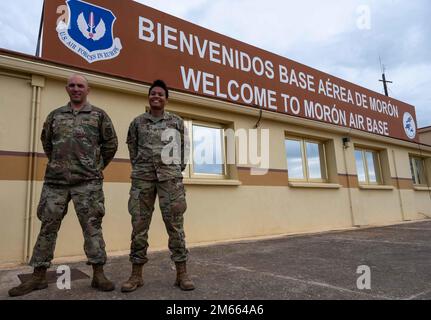 De gauche à droite, le sergent-chef Brian Wallace, 725th Escadron de mobilité aérienne, détachement 1, chef principal inscrit, et le capitaine Katia Pillot, commandant du détachement 1 de la MGS 725th, posent pour une photo à la base aérienne de Morón, en Espagne, au 5 avril 2022. Le détachement de 725th MGS de deux personnes est chargé d'organiser l'entretien, le commandement et le contrôle et de prendre soin des membres de l'équipage pendant qu'ils passent par Morón AB. Banque D'Images