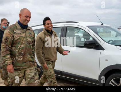 De gauche à droite, le sergent-chef Brian Wallace, 725th Escadron de mobilité aérienne, détachement 1, chef principal inscrit, et le capitaine Katia Pillot, commandant du détachement 1 de la MGS 725th, marchent ensemble à la base aérienne de Morón, en Espagne, au 5 avril 2022. Le détachement de 725th MGS de deux personnes est chargé d'organiser l'entretien, le commandement et le contrôle et de prendre soin des membres de l'équipage pendant qu'ils passent par Morón AB. Banque D'Images