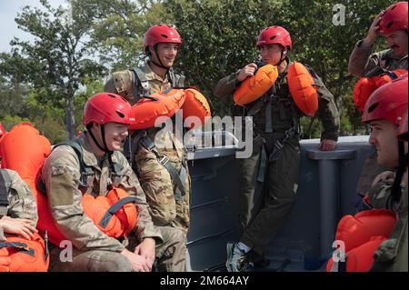 Les commandants aériens participent à l'entraînement de survie en eau de parachutisme dirigé par des spécialistes de survie, d'évasion, de résistance et d'évasion de l'escadron de soutien des opérations spéciales 1st 5 avril 2022, à Hurlburt Field, en Floride. Le SOSS de 1st planifie, prépare et exécute des opérations spéciales et de l'aide à la sécurité dans le monde entier à l'appui des commandants de théâtre. Banque D'Images