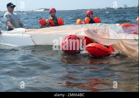 Les commandants aériens participent à l'entraînement de survie en eau de parachutisme dirigé par des spécialistes de survie, d'évasion, de résistance et d'évasion de l'escadron de soutien des opérations spéciales 1st 5 avril 2022, à Hurlburt Field, en Floride. Le SOSS de 1st planifie, prépare et exécute des opérations spéciales et de l'aide à la sécurité dans le monde entier à l'appui des commandants de théâtre. Banque D'Images