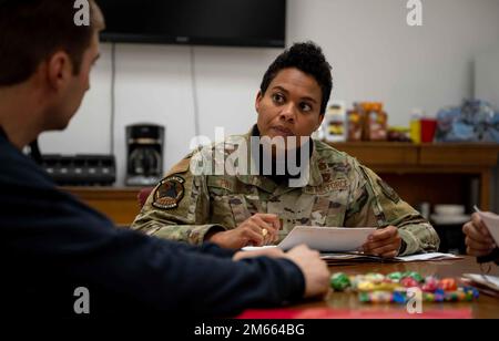 Le capitaine Katia Pillot, commandant du détachement 1 de la MGS 725th, discute des commandes avec un membre de l'équipage de la base aérienne de Morón, en Espagne, au 5 avril 2022. Le détachement de 725th MGS de deux personnes est chargé d'organiser l'entretien, le commandement et le contrôle et de prendre soin des membres de l'équipage pendant qu'ils passent par Morón AB. Banque D'Images