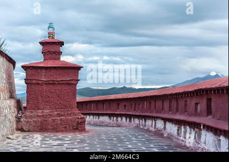 Magnifique monastère de Samding sur le lac Yamdrok, Nangartse - Tibet Banque D'Images