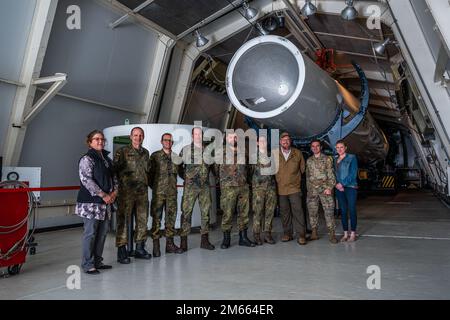 Des membres du Centre allemand de sensibilisation à la situation spatiale et de l'escadron de contrôle spatial 18th posent pour une photo au Centre du patrimoine spatial et des missiles du complexe de lancement spatial 10 sur la base de la force spatiale Vandenberg, en Californie, au 5 avril 2022. Le Centre du patrimoine spatial et des missiles conserve et expose des objets et des souvenirs pour interpréter l'évolution de l'activité des missiles et des ascenseurs spatiaux à Vandenberg depuis le début de la guerre froide jusqu'aux développements non classifiés actuels dans les activités militaires, commerciales et scientifiques spatiales. Banque D'Images