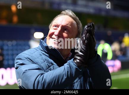 Londres, Royaume-Uni. 2nd janvier 2023. Neil Warnock, ancien directeur de Sheffield Utd, reconnaît les fans d'Utd lors du match du championnat Sky Bet au Kiyan Prince Foundation Stadium de Londres. Le crédit photo devrait se lire: David Klein/Sportimage crédit: Sportimage/Alay Live News Banque D'Images