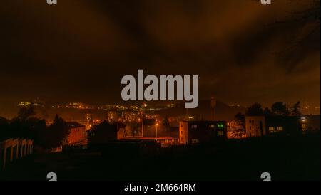 Nuit froide d'hiver sombre avec des lumières de couleur orange à Usti nad Labem ciity sous la colline de Strizak Banque D'Images