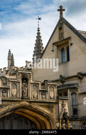 Niches gothiques, grotesques et porte voûtée vers le Magdalene College de l'Université d'Oxford en Angleterre. Banque D'Images
