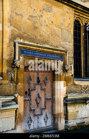 Porte gothique de la vieille bibliothèque Bodleian dans la cour de l'Université d'Oxford, Oxford, Angleterre. Banque D'Images