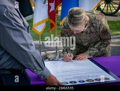 ÉTATS-UNIS Force aérienne Brig. Le général Caroline M. Miller, commandant de l'escadre de la base aérienne 502d, signe la proclamation de la signature du mois de l'enfant militaire dans le quadrilatère historique, à la base conjointe San Antonio - fort Sam Houston (6 avril 2022). Avril est désigné comme le mois de l'enfant militaire, soulignant le rôle important que jouent les enfants militaires dans la communauté des forces armées. Banque D'Images