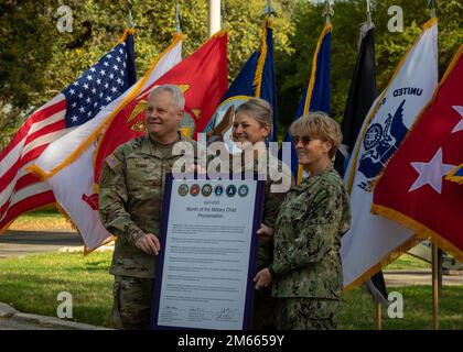 Depuis la gauche, États-Unis Général de l'armée John R. Evans, commandant général de l'Armée du Nord, États-Unis Force aérienne Brig. Le général Caroline M. Miller, commandant de la 502d Air base Wing, et des États-Unis Cynthia A. Kuehner, commandant du commandement de soutien des forces médicales de la Marine arrière, pose pour une photo après la signature de la proclamation du mois de l'enfant militaire dans le quadrilatère historique, à la base interarmées San Antonio - fort Sam Houston (6 avril 2022). Avril est désigné comme le mois de l'enfant militaire, soulignant le rôle important que jouent les enfants militaires dans la communauté des forces armées. Banque D'Images