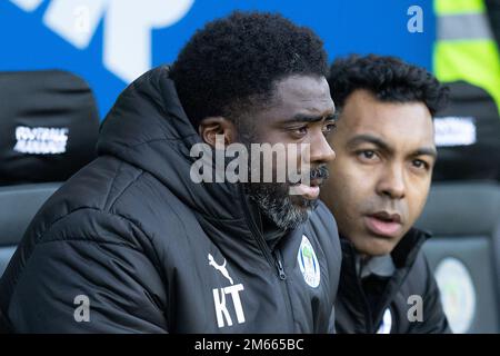Wigan, Royaume-Uni. 02nd janvier 2023. Kolo Toure Manager de Wigan Athletic watches on pendant le match de championnat Sky Bet Wigan Athletic vs Hull City au DW Stadium, Wigan, Royaume-Uni, 2nd janvier 2023 (photo de Phil Bryan/News Images) à Wigan, Royaume-Uni le 1/2/2023. (Photo de Phil Bryan/News Images/Sipa USA) Credit: SIPA USA/Alay Live News Banque D'Images