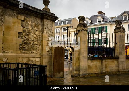 Porte voûtée du Sheldonian Theatre à Broad Street à l'université d'Oxford, en Angleterre. Banque D'Images