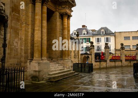 Des colonnes et escaliers corinthiens classiques mènent à la salle de séminaire du Musée d'histoire des sciences de l'Université d'Oxford, en Angleterre. Banque D'Images