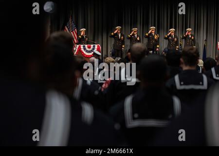 SILVERDALE, Washington (6 avril 2022) – le parti officiel salue pendant l'hymne national lors de la cérémonie de passation de commandement du sous-marin de missiles balistiques de classe Ohio USS Kentucky (SSBN 737), 6 avril 2022. Le Kentucky a mis en service 13 juillet 1991. Le navire est le sous-marin 12th de la classe, et le troisième américain Navire de la marine à porter le nom. Banque D'Images