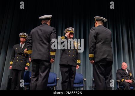 SILVERDALE, Washington (6 avril 2022) – États-Unis Bleu marine Randy Fike, de Grand Prairie, Texas, au milieu à droite, assume les fonctions de commandant du sous-marin de missiles balistiques de classe Ohio USS Kentucky (SSBN 737) de Cmdr. Joseph Campbell, d'Atlanta, centre à gauche, lors d'une cérémonie de changement de commandement, 6 avril 2022. Le Kentucky a mis en service 13 juillet 1991. Le navire est le sous-marin 12th de la classe, et le troisième américain Navire de la marine à porter le nom. Banque D'Images