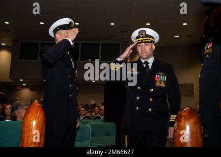 SILVERDALE, Washington (6 avril 2022) – États-Unis Bleu marine Joseph Campbell, d'Atlanta, passe à travers les side-boys cérémoniels lors d'une cérémonie de changement de commandement pour le sous-marin de missiles balistiques de classe Ohio USS Kentucky (SSBN 737), 6 avril 2022. Le Kentucky a mis en service 13 juillet 1991. Le navire est le sous-marin 12th de la classe, et le troisième américain Navire de la marine à porter le nom. Banque D'Images