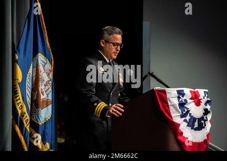 SILVERDALE, Washington (6 avril 2022) – États-Unis Bleu marine Randy Fike, de Grand Prairie, Texas, s’adresse aux familles et à l’équipage du sous-marin de missiles balistiques de classe Ohio USS Kentucky (SSBN 737) lors de la cérémonie de passation de commandement du navire, 6 avril 2022. Le Kentucky a mis en service 13 juillet 1991. Le navire est le sous-marin 12th de la classe, et le troisième américain Navire de la marine à porter le nom. Banque D'Images