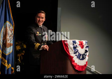 SILVERDALE, Washington (6 avril 2022) – États-Unis Bleu marine Joseph Campbell, d’Atlanta, s’adresse aux familles et à l’équipage du sous-marin de missiles balistiques de classe Ohio USS Kentucky (SSBN 737) lors de la cérémonie de passation de commandement du navire, 6 avril 2022. Le Kentucky a mis en service 13 juillet 1991. Le navire est le sous-marin 12th de la classe, et le troisième américain Navire de la marine à porter le nom. Banque D'Images