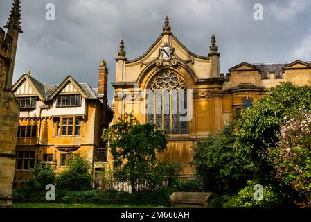 Fronton baroque brisé et trace gothique élaborée du Brasenose College, Radcliff Square, Université d'Oxford à Oxford, Angleterre. Banque D'Images