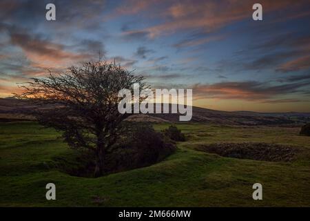 Dartmoor, Devon, Royaume-Uni. 02 janvier 2023. Coucher de soleil sur Combestone Tor, parc national de Dartmoor, Devon. Crédit : nouvelles en direct de will Tudor/Alamy Banque D'Images