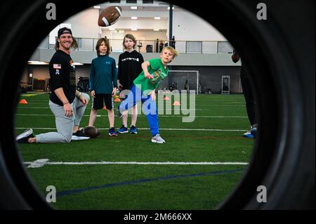 Andrew Beck, un Denver Broncos Tight End, participe à une clinique de la Ligue nationale de football à la base aérienne d'Eielson, Alaska, 6 avril 2022. L'événement organisé par l'USO a inclus du temps pour les aviateurs et les familles d'Eielson pour s'entraîner, prendre des photos et obtenir des autographes des joueurs de la NFL. Banque D'Images