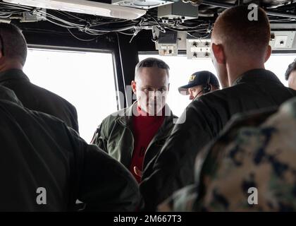 220406-N-TT639-2017 OCÉAN PACIFIQUE (6 avril 2022) – Cmdr. Michael Gerhart, Air Boss à bord du navire d'assaut amphibie USS Tripoli (LHA 7), discute des opérations de vol avec des visiteurs distingués du Bureau du Secrétaire de la Défense, corps maritime du quartier général, 1 Marine Expeditionary Force, Commandant, Expeditionary Strike Group Three (ESG-3), F-35 joint Program Bureau (JPO), Et Lockheed-Martin dans le contrôle de vol primaire lors d'une visite du navire, 6 avril. Les visiteurs distingués étaient à bord de Tripoli pour une visite et pour observer les États-Unis Démonstration du concept de porte-foudre du corps maritime. TH Banque D'Images