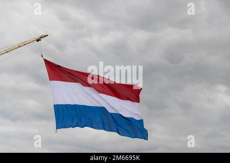 Drapeau hollandais hissé lors d'un jour férié Banque D'Images