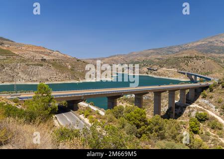 Règlement du barrage d'eau (Embalse de Rules), Sierra Nevada, Andalousie, Espagne Banque D'Images