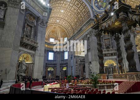 Vatican, Vatican. 02nd janvier 2023. (NOTE DE LA RÉDACTION: L'image dépeint la mort)le corps du Pape émérite Benoît XVI est présenté en public à Saint-Jean Basilique Saint-Pierre. Le Vatican a annoncé que le pape Benoît XVI mourut sur 31 décembre 2022, âgé de 95 ans, et ses funérailles auront lieu sur 5 janvier 2023. (Photo de Stefano Costantino/SOPA Images/Sipa USA) Credit: SIPA USA/Alay Live News Banque D'Images