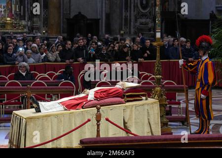 Vatican, Vatican. 02nd janvier 2023. (NOTE DE LA RÉDACTION: L'image dépeint la mort)le corps du Pape émérite Benoît XVI est présenté en public à Saint-Jean Basilique Saint-Pierre. Le Vatican a annoncé que le pape Benoît XVI mourut sur 31 décembre 2022, âgé de 95 ans, et ses funérailles auront lieu sur 5 janvier 2023. (Photo de Stefano Costantino/SOPA Images/Sipa USA) Credit: SIPA USA/Alay Live News Banque D'Images