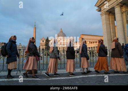 Vatican, Vatican. 02nd janvier 2023. On voit des gens faire la queue pour entrer dans la basilique Saint-Pierre où le corps du Pape émérite Benoît XVI est mis en place en public. Le Vatican a annoncé que le pape Benoît XVI mourut sur 31 décembre 2022, âgé de 95 ans, et ses funérailles auront lieu sur 5 janvier 2023. (Photo de Stefano Costantino/SOPA Images/Sipa USA) Credit: SIPA USA/Alay Live News Banque D'Images