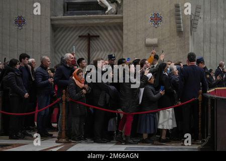 Vatican, Vatican. 02nd janvier 2023. On voit des gens faire la queue pour entrer dans la basilique Saint-Pierre où le corps du Pape émérite Benoît XVI est mis en place en public. Le Vatican a annoncé que le pape Benoît XVI mourut sur 31 décembre 2022, âgé de 95 ans, et ses funérailles auront lieu sur 5 janvier 2023. (Photo de Stefano Costantino/SOPA Images/Sipa USA) Credit: SIPA USA/Alay Live News Banque D'Images