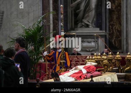 Vatican, Vatican. 02nd janvier 2023. (NOTE DE LA RÉDACTION: L'image dépeint la mort)le corps du Pape émérite Benoît XVI est présenté en public à Saint-Jean Basilique Saint-Pierre. Le Vatican a annoncé que le pape Benoît XVI mourut sur 31 décembre 2022, âgé de 95 ans, et ses funérailles auront lieu sur 5 janvier 2023. (Photo de Stefano Costantino/SOPA Images/Sipa USA) Credit: SIPA USA/Alay Live News Banque D'Images