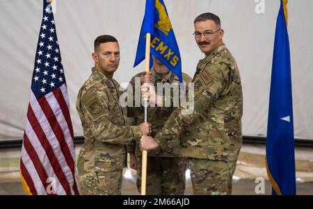 Le Maj Jeffrey Irwin, à droite, commandant sortant du 378th Escadron de maintenance expéditionnaire, abandonne le guide à Brig. Général Robert Davis, à gauche, commandant de l'escadre expéditionnaire de l'air 378th, lors de la cérémonie de changement de commandement des EMXS 378th à la base aérienne du Prince Sultan, Royaume d'Arabie saoudite, 6 avril 2022. Le passage du guide d'une unité symbolise un transfert de commandement. Banque D'Images