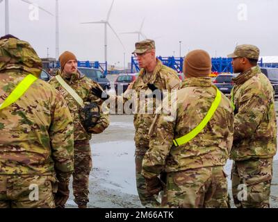 ESBJERG, DANEMARK (6 avril 2022) général de division Robert Burke, commandant général adjoint du soutien, États-Unis Le corps de l'armée V, au centre, s'engage avec des soldats qui aident à décharger des véhicules militaires d'un navire de transit. Dans le cadre d'une démonstration d'interopérabilité avec les alliés de l'OTAN, l'envoi a été organisé par l'armée britannique et déchargé dans un port danois. V corps est le Forward Deployed corps de l'Amérique en Europe et travaille aux côtés des alliés de l'OTAN et des partenaires de sécurité régionaux pour fournir des forces prêtes au combat, exécuter des exercices d'entraînement conjoints et multinationaux, et conserver le commandement et le contrôle pour tous r Banque D'Images