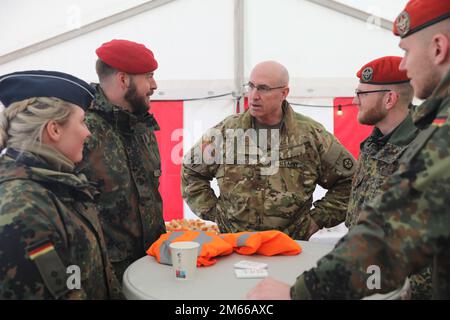 ÉTATS-UNIS Major général de l'armée Robert Burke, commandant général adjoint pour le soutien, États-Unis Le corps de l'armée V, au centre, s'engage avec la Bundeswehr allemande après le briefing opérationnel au port d'Esbjerg, au Danemark. La capacité de travailler avec nos alliés et nos partenaires commerciaux pour exécuter des opérations complexes de déchargement et de réception, de mise en attente et de déplacement dans divers ports est un élément essentiel des États-Unis Les opérations de l'armée et le mouvement des forces de rotation en Europe. Banque D'Images