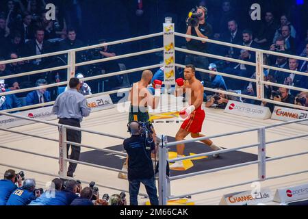 11-27-2015 Düsseldorf, Allemagne. 2 grands, grands et forts boxeurs lourds à Düsseldorf le samedi soir de 2015 dans l'anneau Banque D'Images