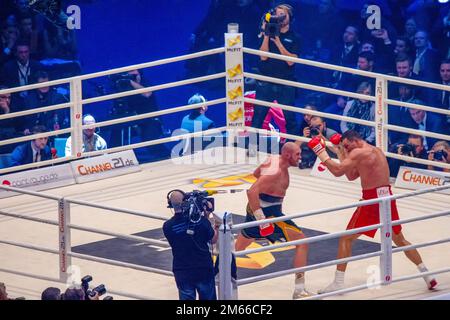 11-28-2015 Düsseldorf, Allemagne. Tyson Fury fait un "visage brutal" et frappe avec un crochet gauche Wladimir Klitschko se prépare à contrer ce coup. Michael Banque D'Images