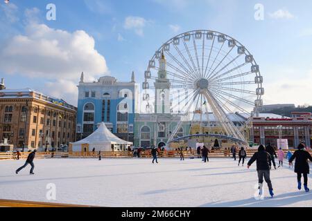 KIEV. UKRAINE - 15 janvier 2021: Grande roue sur la place Kontraktova à Kiev. La fabuleuse roue géante, qui offre une vue à couper le souffle sur l'histor Banque D'Images