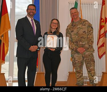 Michael S. Amarosa, USAG Rheinland Pfalz Commandant adjoint de la garnison, et Sgt. Maj. Stephen J. LaRocque, présente un prix pour la durée du service à Federica Capanna, adjointe à la gestion du logement à Baumholder, pour avoir obtenu 5 années de service. La cérémonie de remise des prix de la durée du service civil a eu lieu au club Rheinlander de Baumholder, en Allemagne, à 06 avril 2022. Banque D'Images