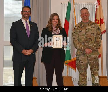 Michael S. Amarosa, USAG Rheinland Pfalz Commandant adjoint de la garnison, et Sgt. Maj. Stephen J. LaRocque, présente un prix de la durée du service à Rhonda D. Hunter, directrice du FMWR, pour avoir obtenu 20 ans de service. La cérémonie de remise des prix de la durée du service civil a eu lieu au club Rheinlander de Baumholder, en Allemagne, à 06 avril 2022. Banque D'Images