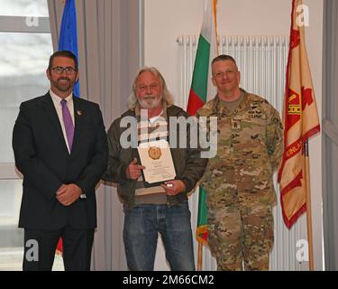 Michael S. Amarosa, USAG Rheinland Pfalz Commandant adjoint de la garnison, et Sgt. Maj. Stephen J. LaRocque, présente un prix de la durée du service à Detlev Litz, exploitant d'équipement à Baumholder, pour avoir obtenu 45 ans de service. La cérémonie de remise des prix de la durée du service civil a eu lieu au club Rheinlander de Baumholder, en Allemagne, à 06 avril 2022. Banque D'Images