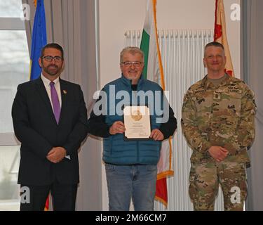 Michael S. Amarosa, USAG Rheinland Pfalz Commandant adjoint de la garnison, et Sgt. Maj. Stephen J. LaRocque, présente un prix de la durée du service à Clemens Bambach, chef de la gestion des déchets de MVO à Baumholder pour avoir atteint 40 ans de service. La cérémonie de remise des prix de la durée du service civil a eu lieu au club Rheinlander de Baumholder, en Allemagne, à 06 avril 2022. Banque D'Images