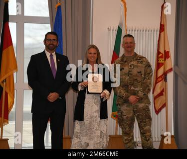 Michael S. Amarosa, USAG Rheinland Pfalz Commandant adjoint de la garnison, et Sgt. Maj. Stephen J. LaRocque, présente un prix de la durée du service à Heather A. Robinson, chef du service communautaire de l'Armée de terre, pour avoir atteint 15 années de service. La cérémonie de remise des prix de la durée du service civil a eu lieu au club Rheinlander de Baumholder, en Allemagne, à 06 avril 2022. Banque D'Images