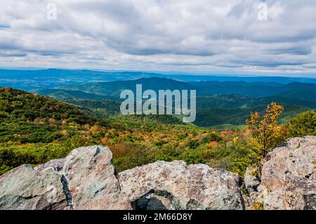 Vue des couleurs d'automne des falaises Little Stony Man, parc national Shenandoah, Virginie USA, Virginie Banque D'Images