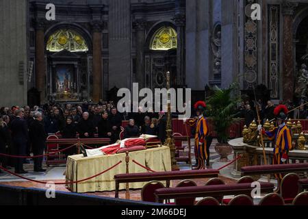 Vatican, Vatican. 02nd janvier 2023. (NOTE DE LA RÉDACTION: L'image dépeint la mort)le corps du Pape émérite Benoît XVI est présenté en public à Saint-Jean Basilique Saint-Pierre. Le Vatican a annoncé que le pape Benoît XVI mourut sur 31 décembre 2022, âgé de 95 ans, et ses funérailles auront lieu sur 5 janvier 2023. Crédit : SOPA Images Limited/Alamy Live News Banque D'Images