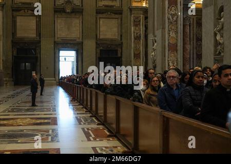 Vatican, Vatican. 02nd janvier 2023. On voit des gens faire la queue pour entrer dans la basilique Saint-Pierre où le corps du Pape émérite Benoît XVI est mis en place en public. Le Vatican a annoncé que le pape Benoît XVI mourut sur 31 décembre 2022, âgé de 95 ans, et ses funérailles auront lieu sur 5 janvier 2023. Crédit : SOPA Images Limited/Alamy Live News Banque D'Images