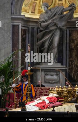 Vatican, Vatican. 02nd janvier 2023. (NOTE DE LA RÉDACTION: L'image dépeint la mort)le corps du Pape émérite Benoît XVI est présenté en public à Saint-Jean Basilique Saint-Pierre. Le Vatican a annoncé que le pape Benoît XVI mourut sur 31 décembre 2022, âgé de 95 ans, et ses funérailles auront lieu sur 5 janvier 2023. Crédit : SOPA Images Limited/Alamy Live News Banque D'Images